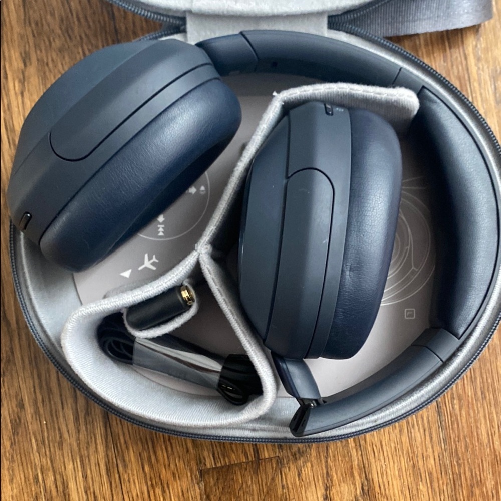 Cleer audio noise cancelling Headphones with Gray Case